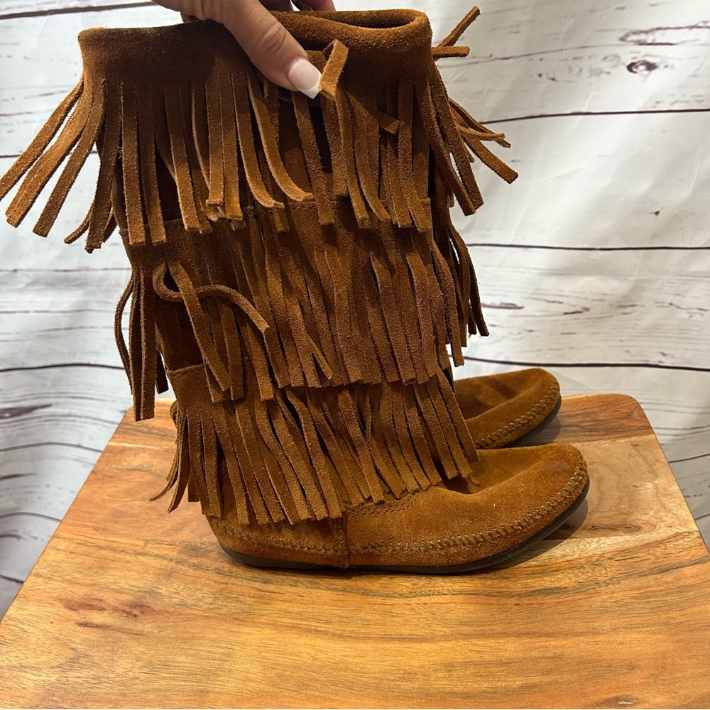 Minnetonka boots fringe size 6